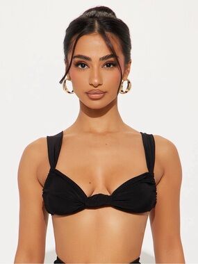 Sale‼️ Black Twist Front Bralette Crop Top